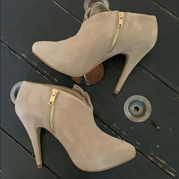 Zara WOMAN Tan Suede Ruffle Booties - Picture 5 of 15